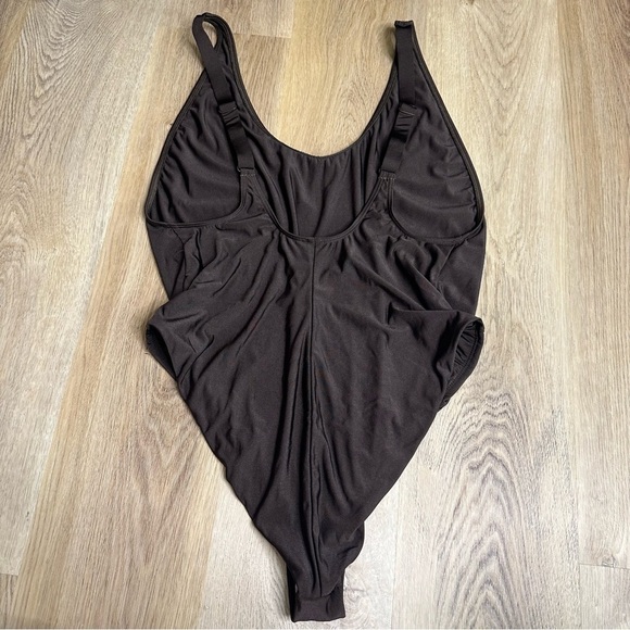 Good American The Layout One Piece Chocolate Swimsuit size 5 - Picture 4 of 9